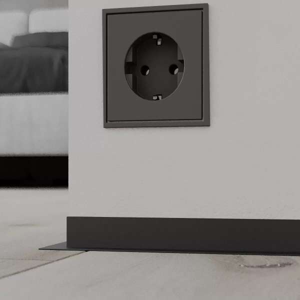 Микро плинтус Лайн С-05.25.3 L-образный чёрный